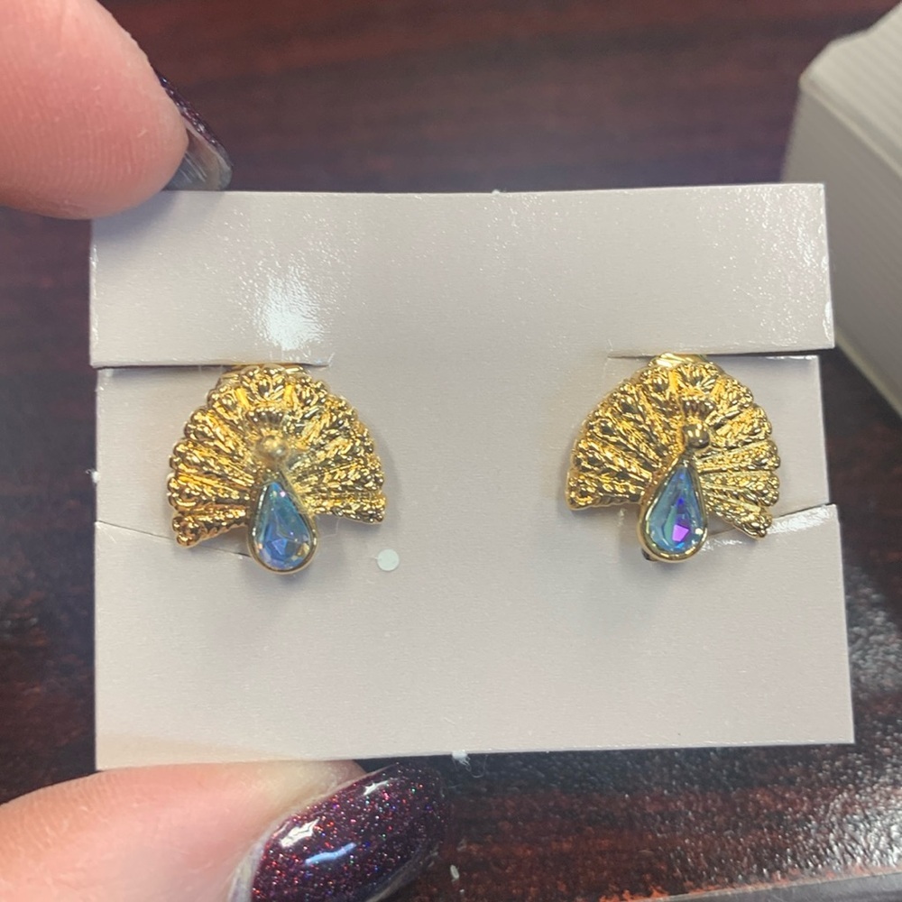 Avon “Pretty Peacocks”  Goldtone clip Earrings with blue stone Accents NIB 1991